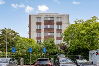 <strong>Ruim appartement</strong> op de derde verdieping met <strong>zicht </strong>op<strong> groen.</strong><br /><br /><strong>Indeling:</strong><br />U betreedt dit <strong>ruime appartemen</strong>t via de <strong>centrale nachthal</strong>. Deze geeft toegang tot <strong>twee kinderkamers, de ruime masterbedroom,</strong> een zeer <strong>praktische en ruime berging</strong>, een <strong>afzonderlijk toilet </strong>en de<strong> badkamer.</strong><br />Verder komt u terecht in de <strong>royale leefruimte,</strong> die aansluit op de <strong>vernieuwde keuken</strong>. De <strong>keuken i</strong>s volledig <strong>uitgerust </strong>met een <strong>koelkast</strong>, <strong>vaatwasser, oven, combimagnetron, inductiekookplaat met dampkap </strong>en <strong>twee spoelbakken.</strong><br />Zowel vanuit de leefruimte als vanuit de drie slaapkamers heeft u <strong>rechtstreeks toegang </strong>tot het<strong> grote terras</strong>. Hier geniet u van 's ochtends tot 's avonds van een <strong>prachtig uitzicht op het groen</strong> en een aangename, rustige omgeving.<br /><br /><strong>Bijzonderheden:<br />Autostaanplaats</strong> verplicht mee aan te kopen: vraagprijs € 20.000,00;<br /><strong>EPC label B</strong>;<br /><strong>Maandelijkse kosten: ca. 388,</strong>- EUR / maand [Beheer, conciërge, huisvuil, blokpolis, Verbruik/onderhoud van de gemene delen (tuin, lift,...) + provisie koud/warm water en verwarming met individuele caloriemeters];<br /><strong>Gemeenschappelijk fietsenberging</strong>;<br /><strong>Pleintje</strong> met<strong> speeltuin</strong> voor de deur.<br /><br /><strong>Ligging:</strong><br />Het appartement is gelegen in een <strong>rustige en groene woonwijk,</strong> terwijl winkels, scholen en openbaar vervoer zich op korte afstand bevinden.