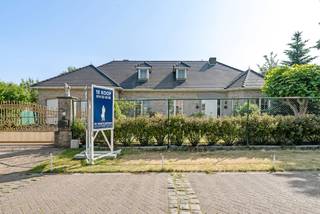 Ruime villa uit 1996 met 3-4 slaapkamers , 2 badkamers , dubbele garage en inpandige werkplaats/polyvalente ruimte.De bewoonbare oppervlakte is circa...