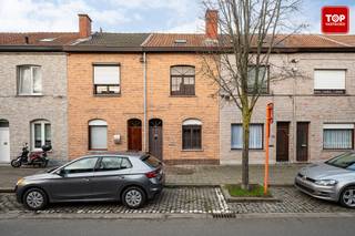 Deze woning is gelegen op amper 10 minuten fietsen van Gent centrum. Tal van winkelgelegenheden zijn te voet bereikbaar. Het Conducteurspark...