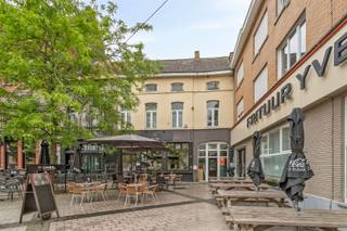 Welkom in het hart van Ronse, waar deze charmante woning een unieke kans biedt voor zowel woon- als commerciële opportuniteiten.Dit handelspand met appartement beschikt over drie ruime slaapkamers, perfect om een gezinsleven te combineren met uw ondernemingsdromen. Bij binnenkomst in de handelsruimte valt direct de gezellige eetruimte op, compleet met een stijlvolle inrichting en veel natuurlijk licht dankzij de grote ramen. De volledige keuken is klaar om uw culinaire creaties tot leven te brengen en heeft alle voorzieningen die u nodig heeft. De woonruimte straalt comfort uit, wat ideaal is voor ontspanning na een drukke dag. Het hele pand ademt een warme en uitnodigende sfeer uit, wat wordt versterkt door de stijlvolle afwerking. Met de strategische ligging midden in de stad, geniet u van de nabijheid van lokale winkels, restaurants en andere voorzieningen. Hoewel er geen garage aanwezig is, biedt de omgeving voldoende parkeergelegenheid. Dit pand is een perfecte combinatie van wooncomfort en zakelijke mogelijkheden. Laat u verleiden door de charme en potentieel van deze unieke eigendom in Ronse. Ontdek de veelzijdigheid die het te bieden heeft en maak van deze woning uw nieuwe thuis of succesvolle bedrijfslocatie.