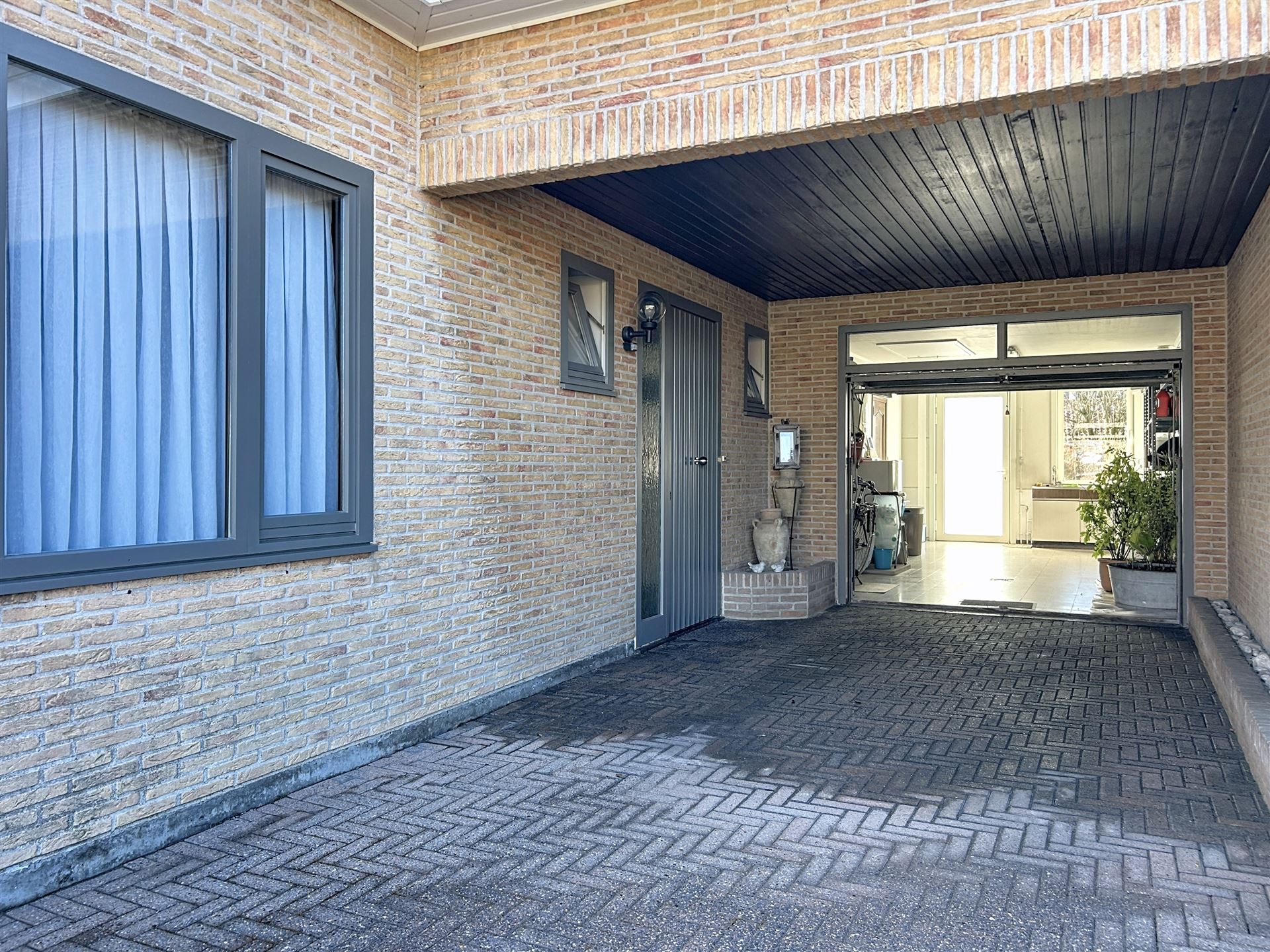 Half open gelijkvloers woning met garage en tuin - foto 4