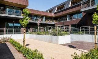 App. 79.0.02: Ontdek dit energiezuinige nieuwbouwappartement van 68 m² met 1 slaapkamer in woonbuurt Stationstraat te Moorslede. Het appartement combineert een doordachte indeling met veel natuurlijk licht en beschikt over een ruim terras van 7 m².<br /><br />Je geniet er van hedendaags wooncomfort in een kleinschalige residentie met karakter, waar de historische zandstenen gevel harmonieus samengaat met moderne architectuur. Bovendien beschikt elk appartement over een private autostaanplaats en is er een fietsenstalling voorzien.<br /><br />Dankzij de centrale ligging woon je op wandelafstand van winkels, horeca en andere dagelijkse voorzieningen, terwijl de groene omgeving tal van wandel- en fietsmogelijkheden biedt.<br /><br />Meer info via www.matexi.be/moorslede of bel naar 051 28 03 69.
