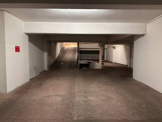  * Gesloten garagebox - Rogierlaan * Centrum Oostende * Onmiddellijk beschikbaarAfmetingen box: 1m80 hoogte2m60 breedte4m70 diepte...