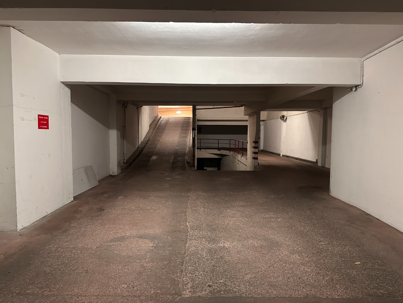 Gesloten garagebox in centrum - photo 2