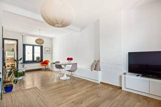 <p>Op zoek naar een woning die praktisch wonen combineert met een warme, huiselijke sfeer? Dan is deze charmante woning aan de Dichtersstraat 54 in Wilrijk zeker een bezoek waard. Achter de gevel schuilt een verrassend ruime woning met een logische indeling, veel mogelijkheden en alle troeven voor comfortabel wonen.</p>
<p>Bij het binnenkomen op het gelijkvloers wordt u verwelkomd door een ruime garage, ideaal voor uw wagen, fietsen of extra bergruimte. Verder bevindt zich hier een apart toilet en een gezellige, onderhoudsvriendelijke koer waar u in alle rust kunt genieten van een kop koffie in de ochtend, een zomerse barbecue of een ontspannen avond in de buitenlucht.</p>
<p>Op de eerste verdieping vormt de lichtrijke leefruimte het warme hart van de woning. Dankzij de aangename lichtinval ontstaat hier een gezellige sfeer waar u zich meteen thuis voelt. Aansluitend bevindt zich de keuken, praktisch ingericht en met alle ruimte om heerlijke maaltijden te bereiden en gezellige momenten met familie en vrienden te beleven.</p>
<p>De tweede verdieping beschikt over twee volwaardige slaapkamers die perfect dienst kunnen doen als master bedroom, kinderkamer, bureau of hobbyruimte. De badkamer vervolledigt deze verdieping en biedt alle comfort voor het dagelijkse gezinsleven.</p>
<p>Deze woning is de ideale keuze voor starters, koppels of kleine gezinnen die op zoek zijn naar een instapklare woning met garage en buitenruimte op een centrale ligging in Wilrijk. Winkels, scholen, openbaar vervoer en belangrijke invalswegen bevinden zich op korte afstand, waardoor u geniet van een uitstekende bereikbaarheid zonder in te boeten aan wooncomfort.<br /><br /><br />Troeven:<br /><br />- AREI is conform<br />- Garage<br />- Instapklaar<br /><br />Laat u verrassen door de ruimte, de gezelligheid en de mogelijkheden die achter deze gevel schuilgaan.<br /><br />Alle attesten zijn te vinden op www.jamar.immo.<br /><br />Wg, Vg, Gvkr, Gmo, Gvv, geen WORG</p>