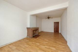 <p><strong>Te renoveren appartement met terras in rustige buurt van Zuid-Antwerpen</strong></p>
<p>In de aangename woonomgeving rond de stokerij van Elixir d’Anvers, vlak bij het groene Park Hof van Leysen, bevindt zich dit te renoveren appartement op de derde verdieping van een kleinschalig gebouw zonder lift. De ligging nabij de Van Schoonbekestraat staat garant voor een vlotte bereikbaarheid en een stedelijke wooncontext met alle voorzieningen in de buurt.</p>
<p><strong>Indeling van het appartement:</strong></p>
<ul>
<li>
<p><strong>Leefruimte</strong>: Grote kamer van ca. 25 m² met rechtstreekse lichtinval.</p>
</li>
<li>
<p><strong>Keuken</strong>: Afzonderlijke keukenruimte met toegang tot het terras.</p>
</li>
<li>
<p><strong>Terras</strong>: Buitenterras van ca. 6 m², gericht naar de achterzijde van het gebouw.</p>
</li>
<li>
<p><strong>Slaapkamers</strong>:</p>
<ul>
<li>
<p>Een ruime slaapkamer van ca. 12 m².</p>
</li>
<li>
<p>Een tweede, compacte kamer (ca. 5 m²) die bruikbaar is als bureau, dressing of logeerkamer.</p>
</li>
</ul>
</li>
<li>
<p><strong>Badkamer</strong>: Ingericht met douche, lavabo en toilet.</p>
</li>
<li>
<p><strong>Kelder</strong>: Privatieve, ruime kelderberging inbegrepen.</p>
</li>
</ul>
<p>Dit appartement op de derde verdieping – enkel bereikbaar via trap – biedt een efficiënte indeling, een aangenaam terras en extra bergruimte in de kelder. Ideaal voor wie een pand zoekt met renovatiemogelijkheden op een goed gelegen locatie in Antwerpen-Zuid.</p>
<p>Interesse? Bel 03 535 12 75 voor meer informatie of een bezoek ter plaatse.<br /><br /><strong>BEWOONBARE OPPERVLAKTE</strong>: De vermelde “bewoonbare oppervlakte” is gebaseerd op de “bruikbare vloeroppervlakte” zoals vermeld in het EPC.<br /><strong>RENOVATIEPLICHT</strong>: Gebouwen met een energielabel “E” of “F” zullen verplicht binnen de 5 jaar energetisch gerenoveerd moeten worden en dit zodat ze minstens over een energielabel “D” beschikken. Bij dit pand zal de renovatieplicht dus van toepassing zijn.</p>