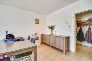 <p><span>Appartement meublé de 2 chambres au cœur de Bruxelles</span><span><br /><br /></span></p><p><span>Ce magnifique appartement meublé allie confort, luminosité et emplacement exceptionnel au cœur de Bruxelles.</span></p><p><span> </span></p><p><span>Le hall d'entrée donne accès aux différentes pièces de l'appartement, notamment le spacieux salon, la salle de bains, les toilettes séparées et la chambre. Le salon lumineux constitue le cœur de l'appartement et s'ouvre directement sur la cuisine entièrement équipée, dotée de tous les appareils et équipements nécessaires. Depuis le salon, vous accédez directement à la terrasse ensoleillée, où vous pourrez vous détendre à votre guise.</span></p><p><span> </span></p><p><span>L'appartement dispose de deux chambres confortables, chacune offrant un espace de rangement suffisant et bénéficiant d'une agréable lumière naturelle. Depuis la chambre principale, vous avez en outre un accès direct à la terrasse. La salle de bains est équipée d'un lavabo, de toilettes et d'une baignoire-douche pratique.</span></p><p><span>Grâce aux grandes baies vitrées, vous profitez d’une lumière naturelle abondante dans tout l’appartement, ce qui crée une ambiance agréable et ouverte.</span></p><p><span> </span></p><p><span>Son emplacement central constitue également un atout majeur. Grâce à son excellente desserte par les transports en commun et à la proximité des principaux sites touristiques, des commerces et des centres d’affaires, cet appartement constitue le point de départ idéal tant pour le travail que pour les loisirs.</span></p><p><span> </span></p><p><span>Cela vous intéresse ? N’hésitez pas à nous contacter pour plus d’informations ou pour organiser une visite.</span></p><p><span> </span></p><p><span>015 20 36 00<br />info@domoxim.be</span></p>