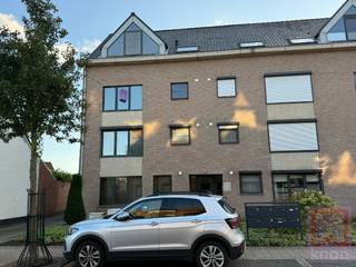 Dit ruime 2-slaapkamerappartement op de tweede verdieping van een kleinschalig gebouw combineert comfort en een goede ligging. Gelegen in het hart van Geel, bevindt u zich op wandelafstand van de Markt en alle essentiële voorzieningen zoals scholen, winkels, horeca en openbaar vervoer.<br />Indeling:<br />Via de inkomhal met een apart gastentoilet komt u in de lichtrijke leefruimte en eetkamer, waar grote ramen voor een heerlijk open gevoel zorgen. De naastgelegen hoogwaardige keuken biedt alle nodige comfort, terwijl de praktische aangrenzende wasplaats/berging extra opbergruimte biedt.<br />Verder beschikt het appartement over een ruime badkamer met douche én bad. Twee ruime slaapkamers. Zonnig terras achteraan.<br />Zeer ruime garage, voorzien van stroom.<br />Lift aanwezig in het gebouw. EPC 180kWh/m²j, Label B.