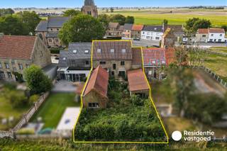Deze ruime woning biedt dankzij haar omvang en veelzijdige indeling een unieke kans voor wie op zoek is naar een pand dat volledig naar eigen smaak kan worden afgewerkt. De elektriciteit, sanitaire voorzieningen en verdere afwerking dienen nog te gebeuren, waardoor u zelf de indeling en bestemming van de verschillende ruimtes kunt bepalen. De woning beschikt over meerdere ruime leefruimtes of hobbyruimtes, keukenruimtes, badkamers en slaapkamers, aangevuld met een garage en verschillende bergingen. Een absolute troef is de tuin, van waaruit u geniet van een bijzonder mooi en open zicht. Het dak werd reeds vernieuwd en geïsoleerd. Een karaktervolle woning met uitzonderlijk veel ruimte en mogelijkheden voor wie een renovatieproject volledig naar eigen wensen wil realiseren. Mogelijkheid tot B&amp;B of kangoeroewoning.<br />EPC: 616 kWh/m² - UC:3782076 ~ Vg, WgLk, Gvkr, Gvv, Gmo ~ Ref. MI22987