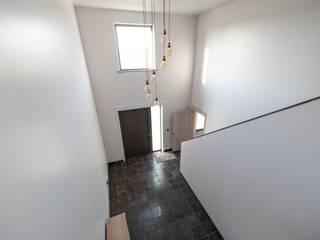 Centraal gelegen kunnen we deze riante villa met een bewoonbare oppervlakte van 975m² terugvinden. Op een prachtig domein van maar liefst 1,3 ha,...