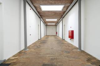 Deze loft te huur in centrum Kortrijk onderscheidt zich door de grote raampartijen, wat zorgt voor een maximale lichtinval en een rustgevend zicht op het omliggende groen. Bewoners kunnen bovendien gebruikmaken van het riante gemeenschappelijke dakterras met een panoramisch uitzicht over de stad.De indeling van deze loft is als volgt:- inkomhal met gastentoilet- lichtrijke en imposante leefruimte- kwalitatieve open keuken met groene Marokkaanse tegels- ruime berging aansluitend aan de keuken- vaste trap naar de mezzanine- twee ruime slaapkamers op de bovenverdieping- badkamer met inloopdouche, dubbele lavabo en toiletExtra:- overdekte parkeerplaats met laadpaal- privatieve kelderberging- beschikbaar vanaf 01/03/2026- gemeenschappelijke kosten: € 50,00 / maandNaast het esthetische aspect is er ook ingezet op comfort; er werden recent energetische werken uitgevoerd die het energieverbruik optimaliseren. We wachten momenteel op een nieuw certificaat, maar de verwachting is dat de EPC-score aanzienlijk zal dalen.Vraag snel een bezoek aan voor deze parel via www.dewaele.com!