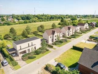 WONING 2: Stijlvolle half-open bebouwing met een woonopp. van 124,50 m² + carport is gelegen op een perceel van 6a25ca, met een straatbreedte van 12,50m en een diepte van 50m. Rustig gelegen in een groene omgeving, vlakbij het stadscentrum van Hasselt en E-313. <br /><br />INDELING: GELIJKVLOERS: Via de inkomhal met gastentoilet en ruimte voor vestiaire krijgt u toegang tot de ruime woonkamer met aansluitend een open keuken via waar de berging/wasplaats bereikt kan worden. Carport met toegang tot de berging/wasplaats; EERSTE VERDIEP: nachthal met toegang tot de drie slaapkamers, badkamer, apart toilet en technische ruimte. <br /><br />WOONERF "BUNDERHOF" TE KURINGEN, dat is stijlvol en rustig wonen in een groene omgeving, vlakbij het stadscentrum van Hasselt en E-313. Dit unieke woonproject bestaat uit 9 klassevolle, duurzame woningen en is gelegen in een rustige, doodlopende straat, grenzend aan natuurgebied. <br />De kleinschaligheid van het project versterkt de exclusieve uitstraling en zorgt voor een intieme, geborgen sfeer. Elke woning werd doordacht ingetekend met oog voor privacy, lichtinval en ruimte. Voor- en achtertuinen vloeien harmonieus in elkaar over en de grote raampartijen verbinden het interieur met het omliggende groen. <br /><br />Dit kleinschalig project bestaat uit 6 half-open bebouwingen met grondoppervlaktes van elk ong. 6a25ca en 3 open bebouwingen met een grondoppervlakte van elk ong. 8a37ca. Bewoonbare oppervlaktes van 125 m² tot 170 m². Prijzen vanaf € 399.900,- (Volledig afgewerkt - exclusief kosten). <br /><br />Meer info: Contacteer Danny op 0471/10.00.69 of 011/22.19.17 of via www.limburgsvastgoed.be