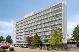 Deze instapklare studio op de vierde verdieping combineert comfort, rust en een praktische indeling op een aangename locatie. Het gebouw ligt...