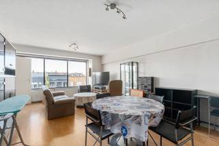 <p><strong>Blankenberge: Lichtrijk 2-slaapkamerappartement te koop in rustige woonomgeving!</strong></p>

<p>Op zoek naar een aangenaam appartement aan de kust, zowel als investering als voor eigen gebruik? Dit lichtrijke appartement met 2 slaapkamers is gelegen in de Groenestraat in Blankenberge, in een rustige en residentiële omgeving. Dankzij de gunstige ligging bevinden winkels, scholen, openbaar vervoer, het openbaar zwembad en natuurlijk het strand en de zee zich op korte afstand. </p>

<p><strong>Indeling:</strong> Inkomhal, ruime woonkamer, aparte keuken met berging, badkamer, 2 slaapkamers en apart toilet. </p>

<p><strong>Troeven:</strong></p>

<ul><li>Rustige ligging</li><li>Lage gemeenschappelijke kosten. Geen syndicus.</li><li>Momenteel verhuurd aan correcte huurder. </li><li>Mogelijkheid tot aankoop van een ruime garage in het gebouw. </li></ul>

<p>Meer informatie? Contacteer Maarten op het nummer 050 42 58 98. </p>