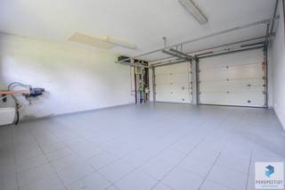 Deze GROTE gezinswoning met grote tuin op 475m² is centraal gelegen, vlakbij het centrum van Assebroek. De bewoonbare oppervlakte bedraagt maar liefst 227m². INDELING: inkom, toilet, ruime en lichtrijke woonkamer met zit-en eetplaats, ingerichte keuken met eetplaats, grote berging (aansluiting wasmachine en droogkast), grote dubbele garage met bergzolder.  Op de eerste verdieping bevinden zich vier slaapkamers, berging en badkamer met lavabo, ligbad en toilet.<br />Tweede verdieping: GROTE ruimte met mogelijkheid tot creëren EXTRA SLAAPKAMERS. Tuin met terras en 4 parkeerplaatsen.<br /><br />Contacteer PERSPECTIEF VASTGOED – 7 op 7 bereikbaar – voor meer informatie of een bezoek.<br />Bel 050/550.750 of mail naar info@perspectiefvastgoed.be.