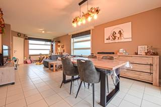 BEZOEKMOMENT OP 19/09 TUSSEN 9u30 & 11u30.<br />(GRAAG OP VOORHAND INSCHRIJVEN VIA WWW.RESIDENTIEVASTGOED.BE OF 058 622 815)<br /><br />Instapklare halfopen woning met prachtige vergezichten op 386 m² te Nieuwkapelle! <br /> <br />Op het gelijkvloers worden we verwelkomd in een inkomhal met apart gastentoilet. De sfeervolle leefruimte is warm ingericht met aansluitend een open keuken met berging. Zowel van in de living als keuken heb je zicht op de tuin en de achterliggende velden.<br /> <br />Op het verdiep zijn er drie ruime slaapkamers die voldoende ruimte bieden voor heel het gezin! De badkamer zorgt ervoor dat je kan genieten van voldoende ruimte en privacy tijdens je ochtendroutine. De volledige woning is voorzien van hoogrendementsbeglazing en wordt verwarmd met een recente (2020) hoge rendementsketel. De regenwaterput van 10.000 liter, die aangesloten is op beide toiletten, bespaart op je waterfactuur. Extra bergruimte op de geïsoleerde zolder. De woning beschikt tevens over een garage en een ruime oprit waar je 3 wagens kan parkeren.<br /> <br />School, onthaalmoeder, kapper, Delhaize,... op korte afstand. Elektriciteit conform! <br />Interesse? Maak dan nu een afspraak! <br />EPC: 171 kWh/m² - UC: 2932814 (Ref. NI24605)