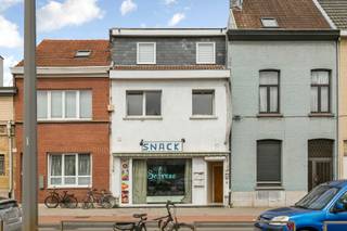 <p>Dit handelshuis bevindt zich op een interessante locatie in Hoboken waar bereikbaarheid, dagelijks comfort en stedelijke dynamiek samenkomen! Winkels, scholen, openbaar vervoer en gezellige horecazaken bevinden zich op slechts een steenworp afstand, terwijl de vlotte verbindingen met Antwerpen en omliggende gemeenten zorgen voor een uitstekende bereikbaarheid. Kortom, een veelzijdige plek waar wonen en ondernemen moeiteloos gecombineerd kunnen worden!</p>
<p>De handelszaak op het gelijkvloers geniet van een mooie oppervlakte van maar liefst 125 m² en werd voorzien van een geïnstalleerde keuken. Momenteel werd het eigendom verder opgedeeld in 3 studio’s en 1 appartement die elks over een grote leefruimte, geïnstalleerde keuken en badkamer beschikken. Wat dit een ideale opportuniteit maakt voor wie op zoek is naar een plek voor co-housing!</p>
<p><strong>Pro forma rendement</strong>: € 3.650,00/maand wat zorgt voor € 43.800,00 op jaarbasis. Dit resulteert in een mooi <strong>rendement van 9,8 %.</strong></p>
<p><strong>Technische gegevens: </strong>Voornamelijk HR-beglazing in PVC en hout, verwarming op gas (individueel). <strong>Individuele meters!</strong> <strong>Platte daken van 2021.</strong></p>
<p><strong>Stedenbouwkundige inlichtingen, bodemattest en asbestattest in aanvraag. Bevindt zich niet in een risicozone voor overstromingen (P- en G-score A). Renovatieverplichting niet van toepassing.</strong></p>