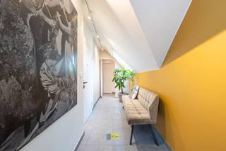 Ruim, instapklaar dakappartement (139m²) met veel lichtinval, rustig  en centraal gelegen, op wandelafstand van het centrum, school en...