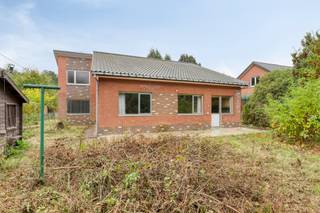 Toestand:Deze te renoveren woning is discreet achterin gelegen waardoor je kan genieten van rust en privacy. De woning biedt een goede basis met tal...