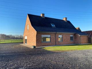 Goed gelegen nabij centrum en vlotte verbinding met snelwegen. Bestaande uit een inkomhall, living met haard, aparte ingerichte keuken, 2 slaapkamers (gelijkvloers), badkamer (gelijkvloers), wasplaats, grote zolderruimte met vaste trap, 2 x garage. Terras en oprit. Onderhoudsvriendelijk
