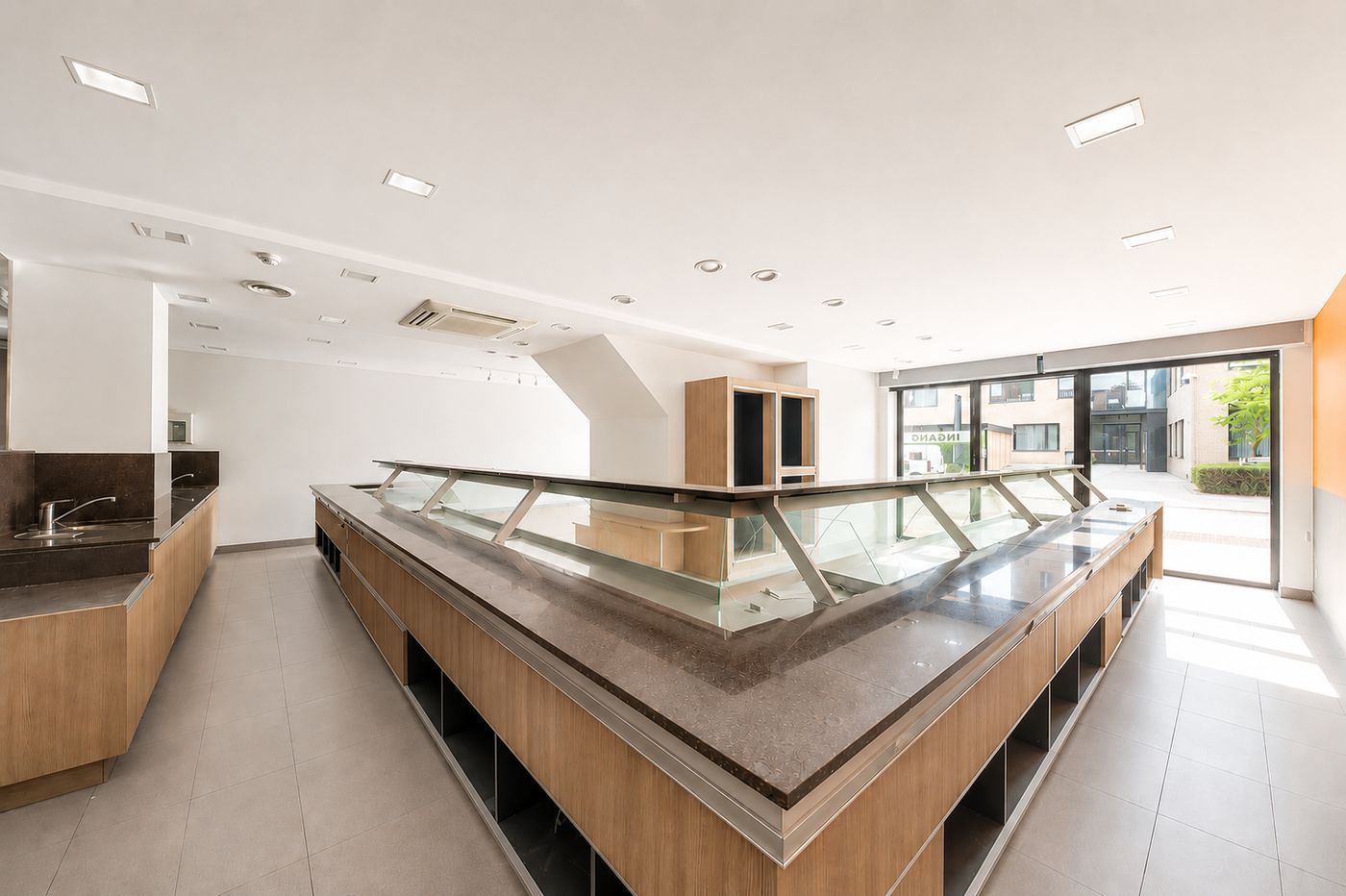 RUIM HANDELSPAND MET HOOGWAARDIGE VOORZIENINGEN OP TOPLOCATIE IN CENTRUM KOEKELARE - foto 2