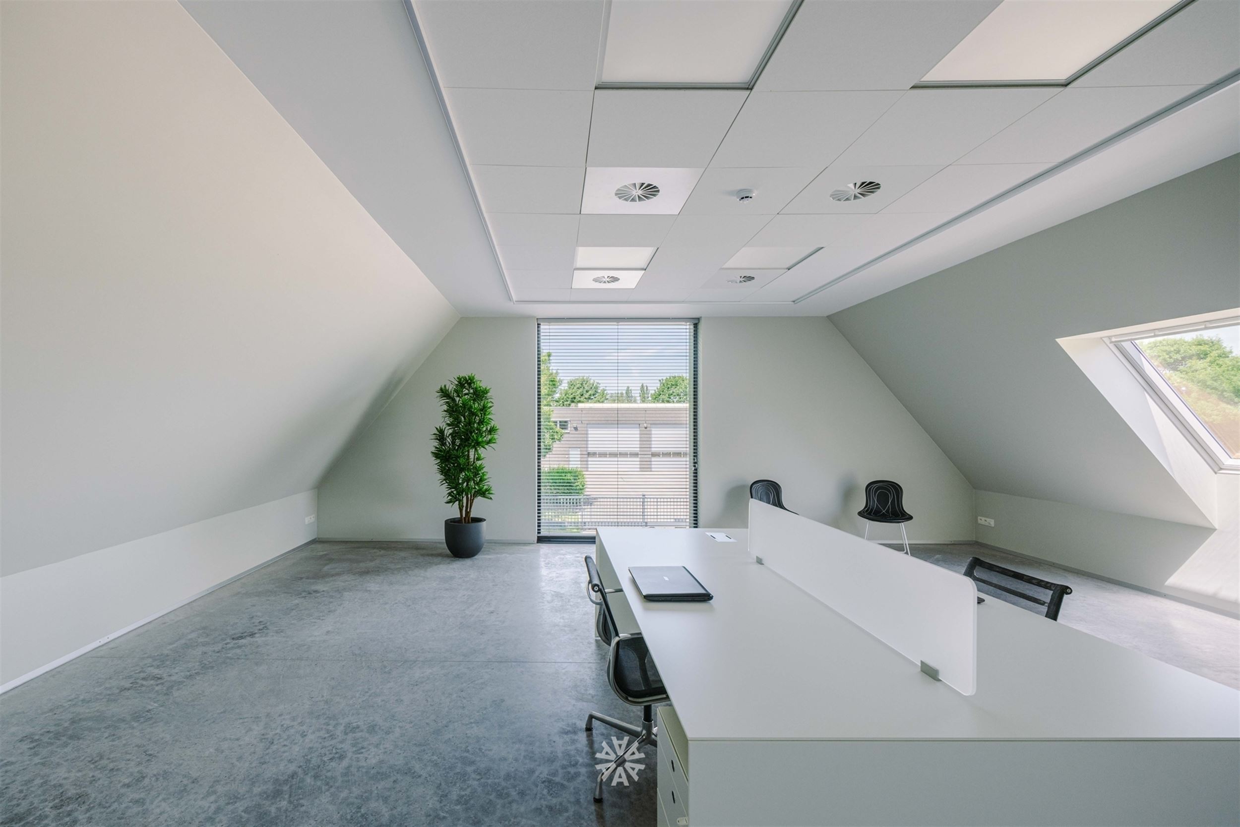 Ruim magazijn/loods en luxueus kantoorgebouw te Nazareth - foto 5