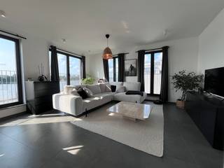 <p><span>Droomt ook u van een tête-à-tête bij zonsondergang met uniek zicht op de Schelde? Dan zal dit nieuwbouw hoek appartement op de 4de verdieping in loftstijl zeker bekoren! U beschikt over een lichte woonkamer met open keuken, deels open slaapkamer voorzien van verduisterende gordijnen en badkamer met douche. Aansluiting voor was/droogkast. Voorziening van lift, kelder en fietsen berging. - NIET GEMEUBELD -  Maandelijkse kosten: 100,- euro bevatten: onderhoud lift, onderhoud ventilatie, onderhoud cv, minuterie - EPC: 69.9 UC: 02649  - Huurwaarborg: 2 775 euro (3 maanden huur) -  Onmiddelijk beschikbaar - Type contract: Bepaalde duur - Adres: Plantinkaai  18/20 - 2000 ANTWERPEN - Voor de 360° tour en online verhuurafspraken ga naar www.abricasa.be!</span></p>