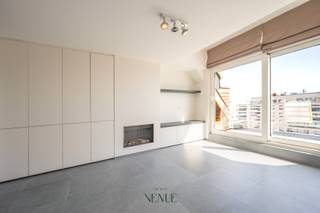 Idéalement situé sur la place de la Tour de Lumière, à distance de marche de la digue et des magasins commerciaux, se trouve ce penthouse en...