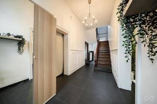 We Invest Hesbaye biedt u deze charmante herenwoning aan, gelegen in het rustige dorp Les Waleffes.Op de begane grond vindt u een volledig uitgeruste...