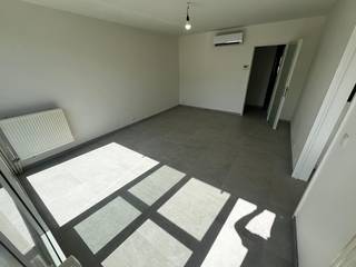 2-slaapkamerappartement met airco, autostaanplaats en ruime berging<br /><br />Op de eerste verdieping van een kleinschalig gebouw met slechts twee appartementen bevindt zich dit lichtrijke appartement van 62 m².<br /><br />In 2026 werd het appartement grondig vernieuwd met onder meer een nieuwe keuken, badkamer, vloeren, ramen, schilderwerken en vernieuwde water- en elektriciteitsleidingen. De verwarming en productie van warm water gebeuren via een energiezuinige HR TOP-gasketel.<br /><br />Het appartement beschikt over een ruime woonkamer, een moderne volledig uitgeruste keuken, twee slaapkamers en een badkamer met inloopdouche.<br /><br />Voor extra comfort is er airconditioning aanwezig in zowel de woonkamer als de hoofdslaapkamer. Bovendien is het appartement voorzien van buitenzonwering/screens voor een aangenaam binnenklimaat tijdens warme zomerdagen. De slaapkamers zijn uitgerust met rolluiken.<br /><br />Daarnaast beschikt het appartement over een ruime berging van ca. 17 m² op het gelijkvloers, ideaal voor fietsen, opslag en het plaatsen van een wasmachine en droogkast. Verder zijn een autostaanplaats voor de deur en het medegebruik van het terras en de tuin inbegrepen.<br /><br />Troeven<br /><br />EPC B (127 kWh/m² jaar)<br />Airco in woonkamer en hoofdslaapkamer<br />Voorzien van buitenzonwering/screens<br />Rolluiken in de slaapkamers<br />Automatisch ventilatiesysteem (C+) in keuken, badkamer en toilet<br />2 slaapkamers<br />Moderne keuken en badkamer<br />Nieuwe ramen<br />Vernieuwde water- en elektriciteitsleidingen<br />Energiezuinige HR TOP-gasketel<br />Autostaanplaats inbegrepen<br />Ruime berging van ca. 17 m²<br />Medegebruik van tuin en terras<br />Geen gemeenschappelijke kosten<br />Kleinschalig gebouw met slechts 2 appartementen<br /><br />Huurprijs: €875/maand<br />Gemeenschappelijke kosten: geen<br /><br />Beschikbaar vanaf: 01/07/2026