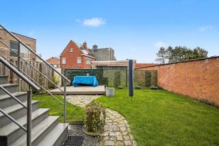 In het centrum van Stekene bevindt zich deze gerenoveerde kangoeroewoning met 4 slaapkamers, garage en gezellige tuin. Dankzij de doordachte...