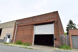 Op een uitstekende commerciële ligging langs een belangrijke invalsweg te Bissegem bevindt zich deze veelzijdige opbrengsteigendom, bestaande uit een ruim kantoor-/handelspand, 4 garages, 8 parkings, 3 appartementen en een magazijn van 295m².<br />Dankzij de centrale ligging, de uitstekende bereikbaarheid en de ruime parkeermogelijkheden vormt dit pand eveneens een aantrekkelijke investering!<br /><br />Indeling als volgt:<br />Het handelsgedeelte beschikt over een afzonderlijke toegang en omvat verschillende bureauruimtes, een vergaderzaal, kitchenette en archiefruimte.<br />Dankzij de aanwezigheid van voornamelijk valse wanden kan de indeling eenvoudig aangepast worden ifv diverse activiteiten.<br />Airconditioning en centrale verwarming op aardgas zorgen hier voor extra comfort.<br /><br />Achteraan bevindt zich een magazijn van ca. 295 m² met twee sectionaalpoorten. <br />Ideaal voor opslag of logistieke activiteiten. 3-fasige stroom aanwezig.<br /><br />Boven de kantoorruimte (aparte inkomhal!) bevinden zich 3 verzorgde appartementen, waarvan 2 appartementen met 1 slaapkamer en een appartement met 2 slaapkamers.<br />Alle appartementen zijn voorzien van grote terrassen en een kwalitatieve afwerking.<br /><br />Buiten beschikt de eigendom over 4 garageboxen, 8 autostaanplaatsen én een gemeenschappelijke fietsenberging.<br /><br />Onze ref. DEV5209
