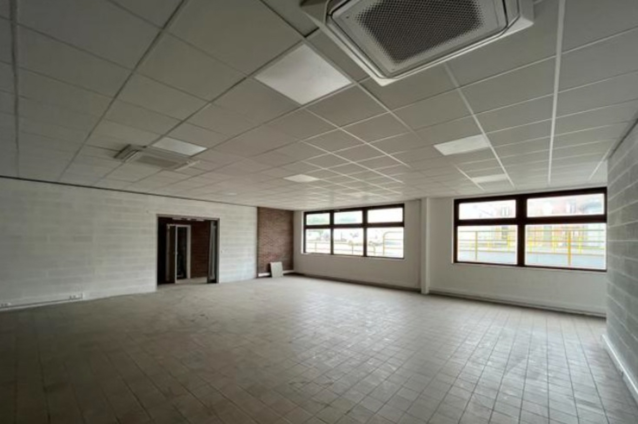 Commercial à louer à Roux - photo 4