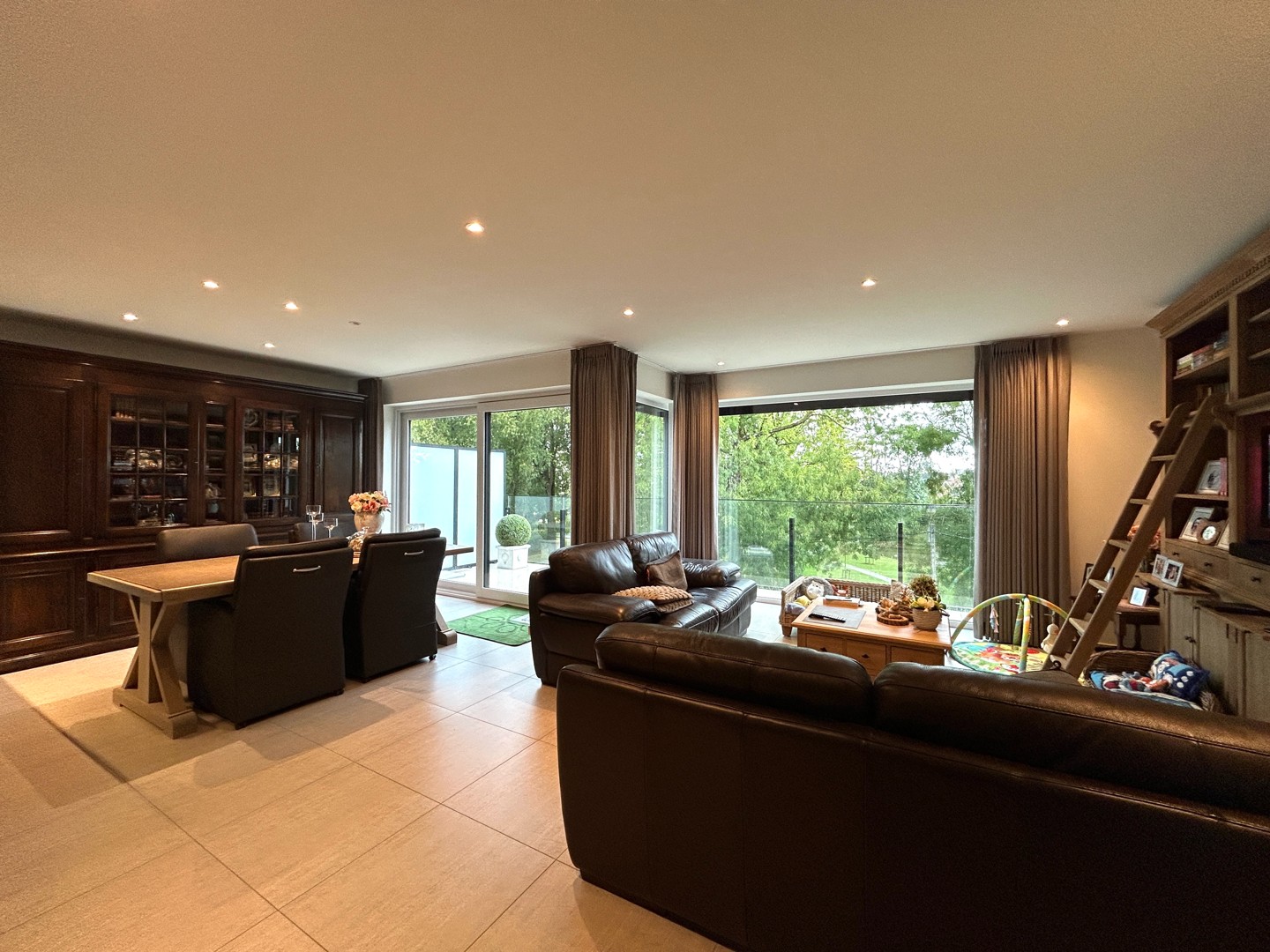 Instapklaar twee-slaapkamerappartement met zicht op stadspark te centrum Roeselare! - foto 2