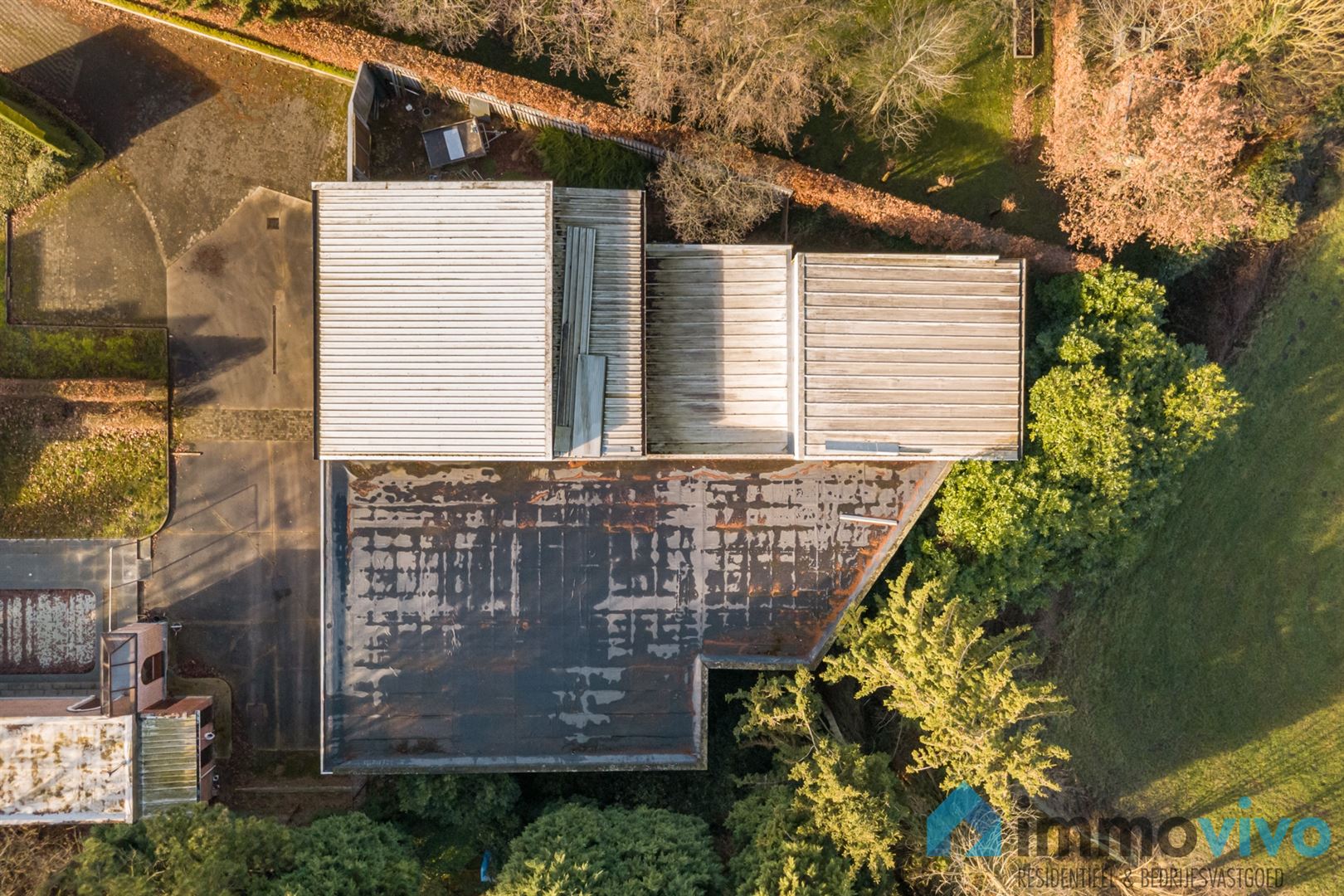 Ruime villa met garage en zwembad + bouwgrond + 2 magazijnen  - foto 5