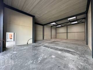 Nieuwbouw <strong>KMO-unit</strong> te koop met een oppervlakte van <strong>249 m²</strong> met <strong>130 m² casco kantoorruimte</strong> en 4 privatieve parkeerplaatsen.<br />De loods maakt deel uit van <strong>“Apollo”</strong>, een gloednieuw KMO-project bestaande uit diverse multifunctionele units vanaf 175 m² tot 720 m² (samenvoegbaar), waaronder enkele met kantoorverdieping (fase 2). Deze ontwikkeling ligt op <strong>minder dan 2 km</strong> van het op- en afrittencomplex van de <strong>E17 te Waregem</strong> – een absolute <strong>toplocatie</strong> voor ondernemers die belang hechten aan bereikbaarheid in een bedrijvige regio.<br /><br />De <strong>casco magazijnruimtes</strong> (brandklasse C) zijn opgebouwd uit een duurzame staalstructuur met geïsoleerde sandwichpanelen met afwerkingspaneel. Ze beschikken over een <strong>vrije hoogte van 6 meter</strong>, wat zorgt voor een optimaal gebruik van de ruimte. Elke unit is standaard uitgerust met een <strong>automatische sectionale poort</strong> (4 m B x 4,2 m H) met aparte toegangsdeur en bovenlicht, een lichtstraat met geïntegreerde RWA-koepel en een slijtvaste <strong>polybetonvloer </strong>(1T/m²). Tevens beschikt elke unit over een individuele regenwaterput van 15.000L.<br /><br />De <strong>casco kantoorruimte</strong> is gelegen op de <strong>1ste verdieping</strong> en is voorzien van een gemeenschappelijke <strong>trappenhal met lift</strong>. De grote raampartijen zorgen voor veel natuurlijk lichtinval en zorgen voor een aangenaam werkklimaat.<br /><br />Per unit zijn <strong>minstens twee privatieve parkeerplaatsen voorzien</strong> (niet inbegrepen in de verkoopprijs). De loodsen zijn ideaal voor uiteenlopende doeleinden zoals atelier, opslag en distributie met kantoor en/of showroom.<br /><br />De middelenverbintenis met betrekking tot de oplevering van blok 1 is gepland voor het <strong>vierde kwartaal van 2026</strong>. Grijp nu je kans en investeer in een toekomstgerichte werkomgeving op een toplocatie!<br /><br /><span><span>Contacteer <strong>PANORAMA B2B</strong> voor bijkomende (technische) inlichtingen, plannen of een vrijblijvend <strong>plaatsbezoek 056 222 256.</strong></span></span>
