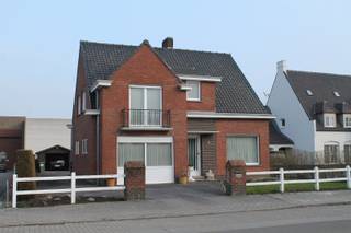 Stevige, goed gelegen woning op een perceel van 592m².<br />Deze, uiterst verzorgde, woning biedt tal van mogelijkheden voor wie op zoek is naar een degelijke gezinswoning.<br /><br />De woning werd in 2016 zowel boven als beneden voorzien van nieuwe pvc ramen met hoogrendementsbeglazing. Er zijn overal rolluiken. Het dak is geïsoleerd.<br /><br />De verwarming gebeurt door individuele mazoutkachels. De woning is aansluitbaar op het aardgasnet voor wie wil vernieuwen.<br />Er is een ruime oprit tot aan het tuinhuis/garage achteraan. De tuin is voorzien van een vijver en onderhoudsvriendelijk.<br /><br />De indeling is als volgt: inkomhal, leefruimte, keuken met zicht op de tuin, droge kelder, wasplaats, gelijkvloerse slaapkamer of bureau (vroeger garage) en een buitentoilet.<br />Boven zijn er drie volwaardige slaapkamers, een badkamer met lavabo, toilet en ligbad en twee bergruimtes.<br /><br />Centraal gelegen tussen Ooigem en Oostrozebeke, goeie verbinding naar zowel Waregem als Tielt.
