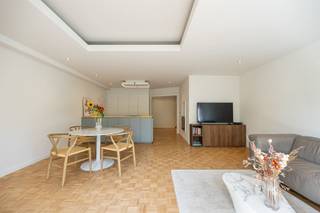 <p>Wonen met licht, in stijl en aan het Zuid.</p><p></p><p></p><p>Op de Amerikalei 150 vind je dit lichtrijke appartement van ca. 104 m² op de 3e verdieping van een verzorgd jaren ’60-gebouw met lift. Het pand werd sinds 2019 met zorg gerenoveerd en straalt vandaag de perfecte mix uit van modern comfort en authentieke charme.</p><p></p><p></p><p>Toplocatie aan de poort van ’t Zuid</p><p></p><p></p><p>Van hieruit woon je op wandelafstand van winkels, supermarkten en cultuur. Een Velo-station ligt voor de deur, tram en bus ook trouwens. De Ring, de Singel en het stadscentrum bereik je in enkele minuten. Het beste van ’t Zuid gecombineerd met optimale bereikbaarheid.</p><p></p><p></p><p></p><p><span><span>·</span><span>      </span></span>Terras én balkon – vernieuwd in 2022, perfect om de dag te starten of af te sluiten.</p><p><span><span>·</span><span>      </span></span>Lichtrijke leefruimte met open keuken – volledig vernieuwd in 2020 en voorzien van koffiecorner.</p><p><span><span>·</span><span>      </span></span>Stijlvolle renovaties – nieuwe badkamer (2024), opgeschuurde parket en zonnescreens voor extra comfort.</p><p><span><span>·</span><span>      </span></span>Extra bergruimte en gemak – twee bergingen, een aparte wasruimte en kelderopslag.</p><p></p><p></p><p>De leefruimte baadt in licht en sluit aan op de open keuken met koffiecorner. Via de inkom bereik je de vestiaire en de vernieuwde badkamer, een apart toilet, twee slaapkamers en extra bergruimte. Daarnaast beschik je over een kelderberging en een praktische wasruimte. Ook inbegrepen: een aandeel in de conciërgewoning op het gelijkvloers.</p><p></p><p></p><p>Sinds de aankoop in 2019 onderging dit appartement een reeks mooie renovaties. Het resultaat is een instapklaar pand waar je meteen kan genieten van ruimte, licht en het leven op ’t Zuid.</p><p></p><p></p><p>Ontdek dit unieke appartement op sinjoor.be</p>