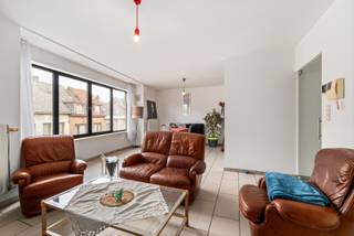 <p>Ruim en energiezuinig appartement met 2 slaapkamers en optionele garage in Ninove</p>
<p>Op een centrale ligging in Ninove vindt u dit verzorgd appartement op de tweede verdieping van een recent gebouw van 2002. Dankzij de vlotte bereikbaarheid bevinden winkels, openbaar vervoer, scholen en belangrijke invalswegen zich op korte afstand.</p>
<p>Met een bewoonbare oppervlakte van 89m² volgens EPC beschikt het appartement over een praktische indeling en aangename leefruimtes.</p>
<p>Indeling:<br />Inkomhal, lichtrijke leefruimte, keuken, berging/wasruimte, apart toilet, badkamer, 2 slaapkamers, berging voorzien aan de grootste slaapkamer (mogelijkheid dressing) en terras/balkon.</p>
<p>Technische troeven:<br />✔ EPC label A – 112 kWh/m²jaar<br />✔ Condensatieketel vernieuwd in 2024<br />✔ Elektriciteit conform tot 2028<br />✔ Dubbele beglazing in aluminium<br />✔ Gebouw van 2002</p>
<p>Extra troeven:<br />✔ Mogelijkheid tot aankoop garagebox achteraan het gebouw (€25.000)<br />✔ Momenteel verhuurd aan stabiele huurder sinds 2018<br />✔ Zeer goed onderhouden appartement<br />✔ Interessant als investering of eigen bewoning</p>
<p>Dit appartement combineert ruimte, energiezuinigheid en een centrale ligging, zowel interessant voor investeerders als voor eigen bewoning.</p>