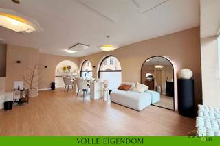 INVESTERING IN VASTGOED OP LIJFRENTE.MEER INFO: https://www.immo2life.be/nl/te-koop-op-lijfrente?view=detail&amp;id=1155 Unieke aanbieding: handelspand (47,17 m²) te koop op lijfrente in volle eigendom in het centrum van Moeskroen.Het boeket bedraagt slechts 25.000 EURO en de maandelijkse rente 550 EURO. Deze rente moet betaald worden uiterlijk tot en met februari 2034. Na deze periode moet er géén maandelijkse rente meer betaald worden aan de rentegenieters die momenteel 60 jaar en 52 jaar zijn. De koper betaalt 12,5% registratierechten op de waarde van het onroerend goed en circa 5.000 EURO notariskosten. De totale aankoopkosten bedragen dus circa 13.500 EURO bovenop het boeket.Het betreft een verkoop van de constructie op lijfrente in volle eigendom, dit betekent dat u het handelspand kan verhuren en de huurinkomsten innen vanaf het verlijden van de notariële akte of de ruimte zelf kan uitbaten. Momenteel is het pand verhuurd aan 490 EURO + 70 EURO algemene kosten. Dergelijke eigendom heeft veel potentieel voor investeerders aangezien de huuropbrengsten de betaling van de maandelijkse rente compenseren. Het pand bevindt zich op een zéér goede commerciële ligging in het centrum van Moeskroen, vlakbij het gemeentelijk park en ziekenhuis van Moeskroen. De indeling van het handelspand is als volgt: ruime praktijkruimte voorzien van grote etalage en apart toilet met wastafel.