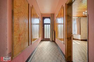 Zoek je een karaktervolle woning met opvallend veel ruimte en de mogelijkheid om wonen en werken te combineren?<br /><br />Deze op te frissen - te renoveren woning met een grote aangrenzende loods bevindt zich aan de Diestsestraat in Scherpenheuvel, op korte afstand van het centrum, scholen, openbaar vervoer etc.<br /><br />Het pand biedt een stevige basis met een recent vernieuwd dak en een conforme elektrische installatie. De EPC score is F dus er zijn nog wat verdere ingrepen nodig om de woning energiezuiniger te maken.<br /><br />Let vooral op de authentieke elementen zoals de vloer, binnendeuren met gekleurd glas, het authentieke schilderwerk in de gang en niet te vergeten de charmante gevel.<br /><br />Dankzij de ruime indeling met mogelijkheid tot wel vijf slaapkamers kun je deze woning volledig naar eigen wens inrichten.<br /><br />Aan de voorzijde van het perceel beschik je over een oprit met parkeergelegenheid voor drie auto's. De riante loods (met smeerput) vormt bovendien een troef voor zelfstandigen, hobbyisten of wie nood heeft aan een ruime werkplek en opslag direct bij de woning.<br /><br /><u><strong>INDELING </strong></u><br /><strong>Gelijkvloers:</strong> Inkomhal, leefruimte, eetplaats, tussenruimte, keuken, toilet, loods, ruime oprit voor 3 wagens.<br /><strong>1ste verdieping:</strong> Kamer boven loods, 2 slaapkamers, badkamer met bad - douche - toilet.<br /><strong>2de verdieping:</strong> 1 slaapkamer.<br /><strong>Zolder:</strong> ja <br /><strong>Kelder: </strong>Kleine opslagkelder.<br /><br />Ervaar zelf de vele voordelen van deze woning tijdens een persoonlijke rondleiding.<br />Maak vandaag nog je afspraak.<br />Mail naar info@immopersyn.be of bel 013 444 008.<br />
