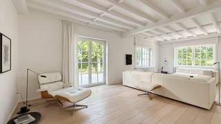 <p>Een instapklare woning met karakter, op een unieke ligging in Duinbergen – ideaal als vaste woonst of als tweede verblijf aan zee.</p>
<p>Gelegen in een rustig en groen paadje in hartje Duinbergen, bevindt zich deze karaktervolle en bijzonder charmante koppelvilla. De woning ademt authenticiteit en werd met veel smaak ingericht, met respect voor de typische architectuur van de pittoreske villawijk.</p>
<p>De ligging is uitstekend: op wandelafstand van het strand, het Willemspark én het Stubbenpark – ideaal voor wie rust en natuur wil combineren met de nabijheid van de zee.</p>
<p>Indeling: De inkomhal verwelkomt u met een elegante traphal en leidt naar de lichtrijke woonkamer met directe toegang tot het terras. Aansluitend vindt u een aparte eetruimte en een tweede gezellige zithoek – perfect voor gasten of familiebezoek.<br />De volledig ingerichte keuken is praktisch én sfeervol, en geeft uit op de fraai aangelegde en perfect onderhouden tuin met zonneterras.</p>
<p>Op de verdieping bevinden zich drie ruime slaapkamers, een afzonderlijke badkamer en een tweede, volledig uitgeruste douchekamer.De woning beschikt over een ruime kelderverdieping met waslokaal en een inpandige garage voor één wagen. Daarnaast is er ook buitenparkeergelegenheid op eigen terrein.</p>
<p></p>