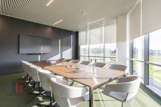 Superbe espace de bureau de 300 m² à louer, avec une excellente visibilité le long de l'E40 à Alost.Cet espace de bureaux est idéal pour les...