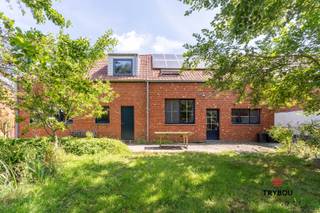 Instapklare, recent gerenoveerde woning met dubbele garage in een rustige buurtWelkom in deze verrassend ruime halfopen woning op een perceel van 441...
