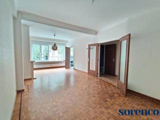<span><strong>Ruim 3 slaapkamer appartement van ca. 110m² met twee terrassen gelegen te Jan Van Rijswijcklaan in Antwerpen. Zeer centraal gelegen nabij openbaar vervoer, scholen, winkels, supermarkt, Albert- en Harmoniepark, belangrijke in-en uitvalswegen.</strong><strong><br /><br />INDELING;<br /><br /></strong><strong></strong>U betreedt het appartement via de INKOMHAL die U toegang verleent naar de ruime LEEFRUIMTE ca. 8,4m x 4m op parket. Naast de leefruimte bevindt zich de KEUKEN ca. 2,6m x 1,8m die bestaat uit een fornuis met oven en kookplaat, dampkap, twee spoelbakken, opbergkasten, ijskast en diepvries.</span><br /><br /><span>De NACHTHAL geeft U ook toegang tot de eerste DOUCHEKAMER ca. 1,87m x 1,56m, die voorzien is van een lavabo, douche en toilet. Verder in de nachthal is er een ingebouwde kast en apart gastentoilet met lavabo.<br /><br />In de eerste SLAAPKAMER ca. 4m x 3m is er ook een ingebouwde kast en achteraan een TERRASJE van ca. 1,7m x 1,2m. De tweede SLAAPKAMER ca. 2,5m x 3m heeft een ingebouwde kast, verder is er een tweede BADKAMER ca. 2,4m x 1,84 met een ligbad voorzien van douchemogelijkheid, lavabo en aansluitingen voor wasmachine/droogkast. De derde SLAAPKAMER ca. 2,78m x 3,96m, aansluitend het tweede TERRAS ca. 2m x 4m midden in het groen.</span><br /><br />U heeft de mogelijkheid een autostaanplaats bij te huren aan €110/maand. <br /><br /><span><strong>BIJZONDERHEDEN;</strong></span><br /><span>* Lift aanwezig in het gebouw<br />* Nieuwe beglazing vooraan, parket in living, p</span><span>arlofonie<br />* Kelder inbegrepen <br />* Co-housing is mogelijk.<br />* U heeft de mogelijkheid een autostaanplaats bij te huren aan €110/maand. <br />* Gelegen nabij openbaar vervoer, diverse scholen, A12 en E19, parken, supermarkten<br />* €260 per maand gemeenschappelijke kosten: inclusief provisie verwarming, water, onderhoud gemeenschappelijke delen, syndicus etc </span>
