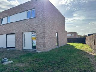 Droom je van een gloednieuwe woning waar je meteen kan intrekken, zonder zorgen? In het charmante Langemark-Poelkapelle, tussen de Zonnebekestraat en Blikstraat, wacht jouw nieuwe thuis op je. Gelegen nabij winkels, scholen en openbaar vervoer woon je hier niet alleen rustig, maar ook bijzonder praktisch.<br /><br />Deze moderne nieuwbouwwoning (lot 21) combineert comfort, ruimte en een warme, landelijke ligging. Binnenkomen doe je via een uitnodigende inkomhal die je leidt naar een lichtrijke woon- en eetruimte – de ideale plek om samen te genieten van elk moment. De open keuken vormt het hart van de woning en kan volledig naar jouw smaak worden ingericht. Daarnaast is er een praktische berging en een garage voor extra gemak. Op de bovenverdieping vind je drie volwaardige slaapkamers en een stijlvolle badkamer, perfect afgestemd op hedendaags wooncomfort.<br /><br />Het leukste? Alles is voor jou afgewerkt tot in de puntjes, zodat jij enkel nog hoeft te verhuizen en te genieten.<br /><br />Een instapklare nieuwbouwwoning, volledig afgewerkt naar jouw wensen, op een topligging… Dat is wonen zoals het hoort. Benieuwd? Neem vandaag nog contact op en ontdek jouw toekomstige thuis.<br /><br />EPB: woning in aanbouw<br /><br />Benieuwd? Contacteer ons voor meer info.<br /><br />Deze prijs is exclusief kosten notaris, registratierechten en BTW