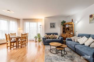 Ontdek dit prachtige moderne appartement gelegen in Jette, op de vierde verdieping van een kleinschalige mede-eigendom. Deze eigendom combineert perfect comfort, moderniteit en lichtinval, in een aangename residentiële omgeving. Het geniet bovendien van een ideale ligging, vlakbij openbaar vervoer en de belangrijkste voorzieningen.<br /><br />Met een oppervlakte van 110 m² bestaat dit appartement uit een ruime en lichte leefruimte (woon- en eetkamer), voorzien van grote raampartijen met dubbele beglazing, evenals een volledig uitgeruste open keuken. Deze mooie leefruimte geeft direct toegang tot een groot terras, ideaal om van mooie dagen te genieten. Een ruime inkomhal ontsluit op harmonieuze wijze de verschillende ruimtes van de woning: een apart toilet, een wasruimte, een berging, twee grote slaapkamers en een doucheruimte met inloopdouche.<br /><br />Dit appartement vormt een mooie opportuniteit voor een gezin of een jong koppel op zoek naar een moderne, comfortabele, ruime en gunstig gelegen woning. Het biedt een aangename leefomgeving in een residentiële wijk, terwijl het toch dicht bij vervoer en voorzieningen ligt.<br /><br />