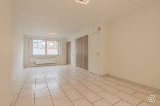 PLAN JOUW BEZOEK: calendly.com/julimmo/hombeeksesteenweg<br /><br />Vandaag nemen we jullie mee naar deze instapklare woning in Mechelen op wandelafstand van het mooie Vrijbroekpark. De woning combineert een praktische indeling met hedendaags comfort en enkele sterke energetische troeven.<br /><br />Via de inkomhal komen we terecht in de gezellige leefruimte. Aansluitend bevindt zich de volledig vernieuwde en uitgeruste keuken, die een mooi geheel vormt met de leefruimte en voorzien is van alle nodige comfort. Aansluitend aan de keuken bevinden zich een gastentoilet en een praktische wasplaats. Deze functionele indeling zorgt ervoor dat alle dagelijkse voorzieningen mooi samenkomen op het gelijkvloers.<br /><br />Op de eerste verdieping bevinden zich twee ruime slaapkamers en een zeer ruime badkamer. Deze is uitgerust met een douche, toilet en lavabo en biedt dankzij de royale oppervlakte voldoende comfort.<br /><br />Verder beschikt de woning over een kelder, ideaal als extra bergruimte.<br /><br />Een absolute troef is de zuidgerichte tuin, waar je optimaal kan genieten van de zon en waar voldoende ruimte is voor een terras, tuinmeubilair of een gezellige buitenruimte.<br /><br />Ook energetisch is deze woning bijzonder interessant. Dankzij het EPC-label B en de aanwezigheid van 10 zonnepanelen geniet je van een energiezuinige woning zonder renovatieplicht.<br /><br />Ben je op zoek naar een energiezuinige en instapklare woning?<br />Contacteer ons gerust via bryann@julimmo.be of 0492 86 51 03.
