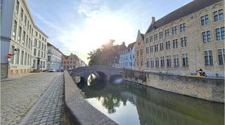 <strong>Ruim en lichtrijk 2-slaapkamerappartement</strong> met GARAGE op rustige ligging in de Sint-Gilliswijk in <strong>centrum Brugge</strong>, vlakbij de <strong>AUGUSTIJNENREI </strong>en dichtbij de vele modaliteiten van de Brugse binnenstad zoals winkels, scholen, openbaar vervoer, recreatie, cultuur, horecazaken enz.<br />+ Asbestveilig!<br />+ CONFORME keuring elektriciteit!<br />+ Energielabel B!<br />+ LIFT aanwezig!<br />+ Uitstekende mobiscore 9,3 op 10!<br />+ Geen renovatieplicht!<br />+ Thans verhuurd en dus ook interessant als vastgoedinvestering!<br /><br />Omvat een inkom met vestiaire, afzonderlijk toilet met wastafel, ruime living met parketvloer, volledig ingerichte keuken, 2 ruime slaapkamers, badkamer met ligbad (aanpalend aan grote kamer), privé kelder en een GARAGE. Uw fiets kan veilig en droog gestald worden in de gemeenschappelijke fietsenberging.<br />Vg,Wche,Gmo,Gvkr,Gvv<br />P-score=A G-score=A<br />#vastgoedinvestering #leukwonen #brugge<br /><br />Bruikbare vloeroppervlakte 74 m²