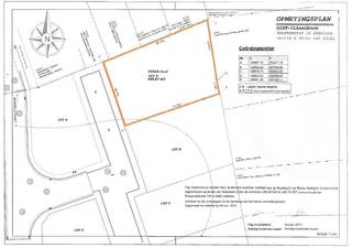 In een rustige verkaveling, Bareelstraat te Waasmunster, bieden wij een prachtig perceel bouwgrond aan en dit zonder bouwverplichting. Met een oppervlakte van 460m² biedt deze bouwgrond voldoende ruimte voor het realiseren van uw eigen vrijstaande woning.<br /><br />De ligging van deze grond is ideaal voor wie houdt van rust en natuur. Aan de rand van Belsele en Sinaai zijn er tal van mooie wandel- en fietsroutes te ontdekken. Bovendien bevindt het perceel zich vlakbij het station van Belsele en de E17, waardoor u een vlotte verbinding heeft met steden als Antwerpen en Gent. Daarnaast zijn er in de omgeving van deze bouwgrond ook verschillende restaurants en winkels te vinden. <br /><br />Tevens is er de mogelijkheid tot volledige afwerking van uw woning. Vraag gerust naar onze voorwaarden en ontdek wat er allemaal mogelijk is.<br /><br />Kortom, deze bouwgrond in Waasmunster biedt u de perfecte combinatie van rust, natuur en bereikbaarheid. Een ideale plek om uw eigen thuis te creëren. Neem snel contact op en laat u informeren over de mogelijkheden.